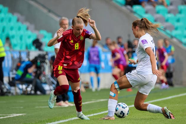 Ljubljana, Slowenien: 09.06. 2026 - Länderspiel - WM-Qualifikation der Frauen - Slowenien vs. Deutschland Im Bild: v.li. Vivien Endemann (Deutschland) und Tinkara Testen (Slowenien)