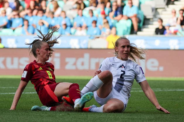 Ljubljana, Slowenien: 09.06. 2026 - Länderspiel - WM-Qualifikation der Frauen - Slowenien vs. Deutschland Im Bild: v.li. Vivien Endemann (Deutschland) und Lana Golob (Slowenien)