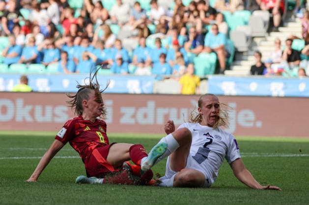 Ljubljana, Slowenien: 09.06. 2026 - Länderspiel - WM-Qualifikation der Frauen - Slowenien vs. Deutschland Im Bild: v.li. Vivien Endemann (Deutschland) und Lana Golob (Slowenien)