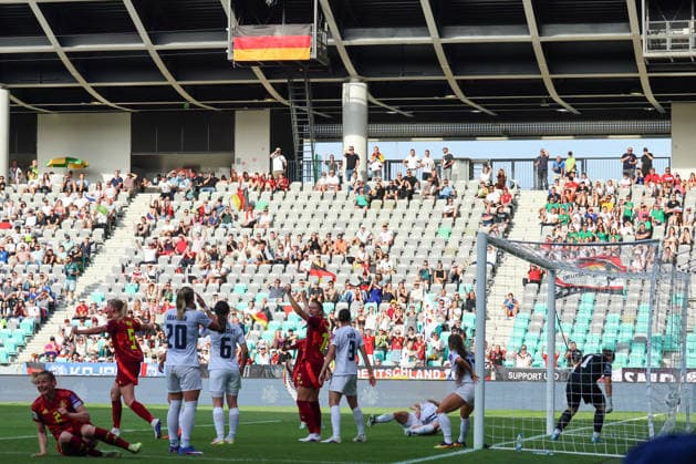 Ljubljana, Slowenien: 09.06. 2026 - Länderspiel - WM-Qualifikation der Frauen - Slowenien vs. Deutschland Im Bild: Lara Prasnikar (Slowenien), die Zweite von rechts neben dem Tor) erzielt durch ein Eigentor für Deutschland ein Tor zum 0:1 für Deutschland
