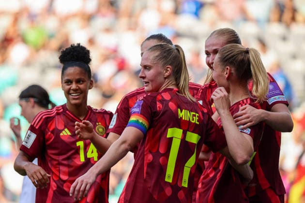 Ljubljana, Slowenien: 09.06. 2026 - Länderspiel - WM-Qualifikation der Frauen - Slowenien vs. Deutschland Im Bild: v.li. Shekiera Martinez (Deutschlabd), Janina Minge (Deutschland), Sarai Linder (Deutschland) und ihre Mannschaftskolleginnen jubeln nach dem Eigentor zum 0:1 für Deutschland durch Lara Prasnikar (Slowenien)