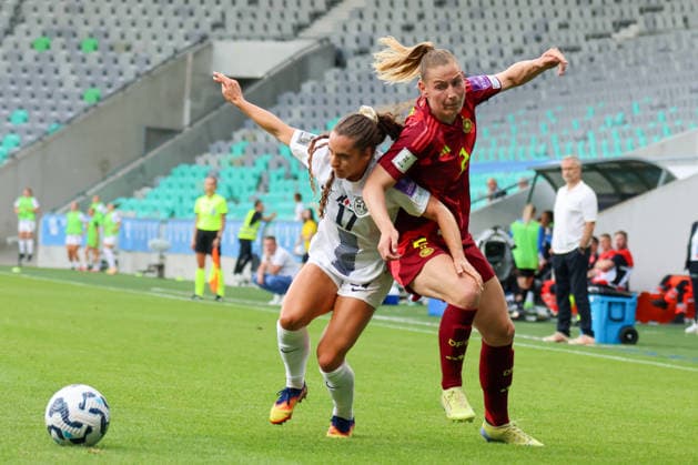 Ljubljana, Slowenien: 09.06. 2026 - Länderspiel - WM-Qualifikation der Frauen - Slowenien vs. Deutschland Im Bild: v.li. im Zweikampf Izabela Kriznaj (Slowenien) und Sarai Linder (Deutschland)
