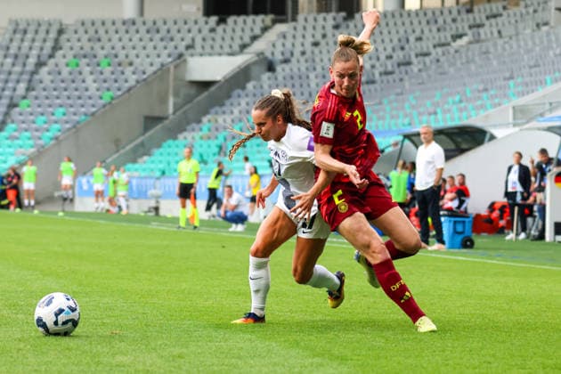Ljubljana, Slowenien: 09.06. 2026 - Länderspiel - WM-Qualifikation der Frauen - Slowenien vs. Deutschland Im Bild: v.li. im Zweikampf Izabela Kriznaj (Slowenien) und Sarai Linder (Deutschland)