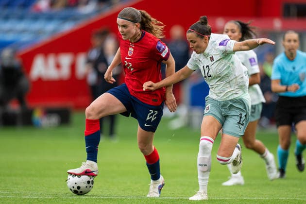 260609 Signe Gaupset of Norway and Jennifer Klein of Austria during the FIFA Women s World Cup Qualifier football match between Norway and Austria on June 9, 2026 in Oslo. Photo: Jon Olav Nesvold BILDBYRAN COP 217 MM0070 bbeng fotball soccer football fotboll FIFA World Cup, WM, Weltmeisterschaft, Fussball qualifiers vm-kvalifisering kvinner vm kvalik landskamp dam norge norway austria osterrike
