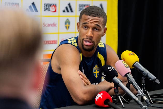 260609 Isak Hien of the Swedish men s national football team in the mixed zone after a training session during day -2 of the FIFA World Cup, WM, Weltmeisterschaft, Fussball 2026 on June 9, 2026 in Dallas. Photo: Petter Arvidson BILDBYRAN kod PA PA1226 fotboll football soccer fotball vm fotbolls-vm fotball-vm fotbolls-vm 2026 fifa world cup 2026 mixed zone sverige sweden sverige a day -2 bbeng