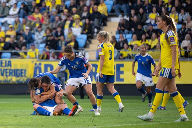 260609 Martina Piemonte of Italy celebrates with team mates and Amanda NildÃ n and Bella Andersson of Sweden look dejected after 0-2 during the FIFA Women s World Cup Qualifier football match between Sweden and Italy on June 9, 2026 in Gothenburg. Photo: Mathias Bergeld BILDBYRAN kod MB CS0935 fotboll football soccer fotball vm-kval kval fifa womens world cup qualifier qualifier sverige sweden italien italy dam bbeng depp jubel