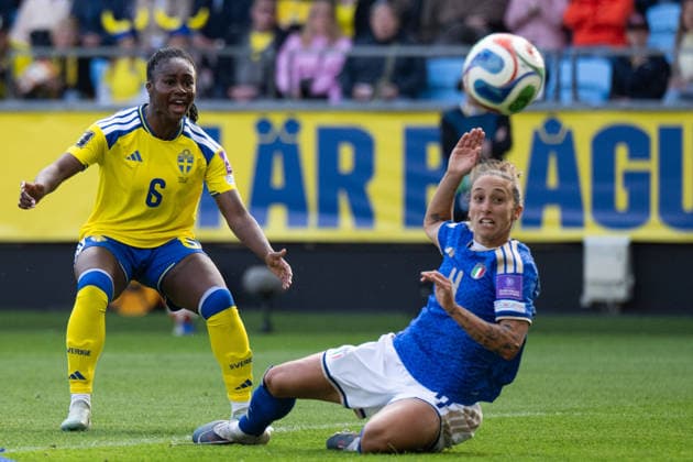 260609 Federica D Auria of Italy scores 0-1 behind Monica Jusu Bah of Sweden during the FIFA Women s World Cup Qualifier football match between Sweden and Italy on June 9, 2026 in Gothenburg. Photo: Mathias Bergeld BILDBYRAN kod MB CS0935 fotboll football soccer fotball vm-kval kval fifa womens world cup qualifier qualifier sverige sweden italien italy dam bbeng