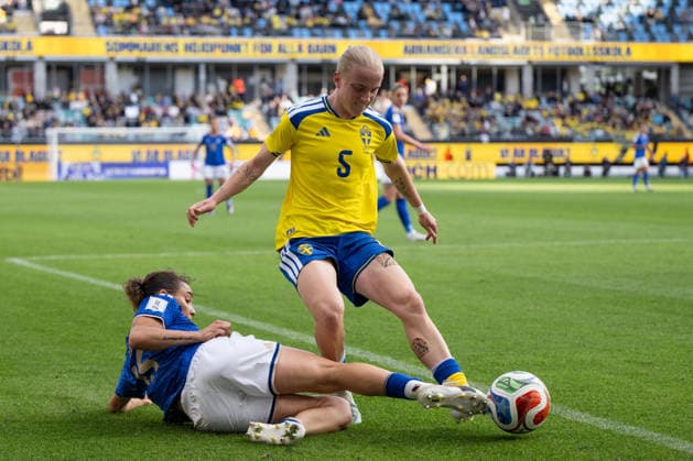 260609 Benedetta Glionna of Italy and Anna Sandberg of Sweden during the FIFA Women s World Cup Qualifier football match between Sweden and Italy on June 9, 2026 in Gothenburg. Photo: Mathias Bergeld BILDBYRAN kod MB CS0935 fotboll football soccer fotball vm-kval kval fifa womens world cup qualifier qualifier sverige sweden italien italy dam bbeng