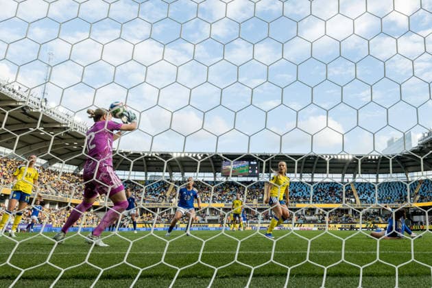 260609 Federica D Auria of Italy scores 0-1 behind goalkeeper Jennifer Falk of Sweden during the FIFA Women s World Cup Qualifier football match between Sweden and Italy on June 9, 2026 in Gothenburg. Photo: Michael Erichsen BILDBYRAN COP 89 CS0935 fotboll football soccer fotball vm-kval kval fifa womens world cup qualifier qualifier sverige sweden italien italy dam bbeng