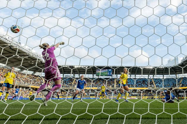 260609 Federica D Auria of Italy scores 0-1 behind goalkeeper Jennifer Falk of Sweden during the FIFA Women s World Cup Qualifier football match between Sweden and Italy on June 9, 2026 in Gothenburg. Photo: Michael Erichsen BILDBYRAN COP 89 CS0935 fotboll football soccer fotball vm-kval kval fifa womens world cup qualifier qualifier sverige sweden italien italy dam bbeng