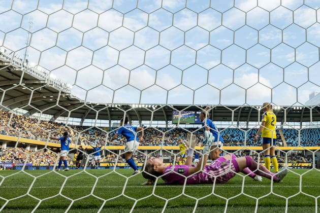 260609 Federica D Auria of Italy celebrates and goalkeeper Jennifer Falk of Sweden looks dejected after 0-1 during the FIFA Women s World Cup Qualifier football match between Sweden and Italy on June 9, 2026 in Gothenburg. Photo: Michael Erichsen BILDBYRAN COP 89 CS0935 fotboll football soccer fotball vm-kval kval fifa womens world cup qualifier qualifier sverige sweden italien italy dam bbeng jubel depp