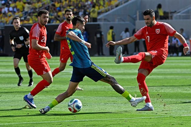 RECORD DATE NOT STATED 7th June, 2026; Snapdragon Stadium, San Diego, California, United States of America; International Friendly, Länderspiel, Nationalmannschaft Football, Colombia versus Jordan; Daniel Munoz of Colombia battles for possession ball with Mohannad Abu Taha and Saleem Obaid of Jordan JulianxMedina DiaEsportivo