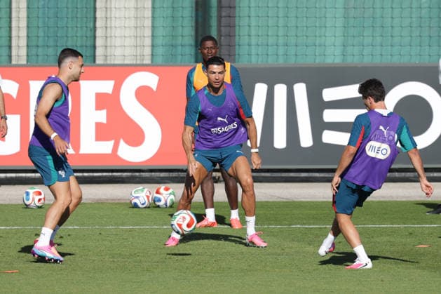 Training of the Portuguese national football team in the football city of Oeiras - Portugal, June 9, 2026, in Alges, Portugal. Diogo Dalot (Portugal ,5) , Cristiano Ronaldo (Portugal ,7), Nuno Mendes (Portugal ,25), Joao Neves (Portugal ,15)