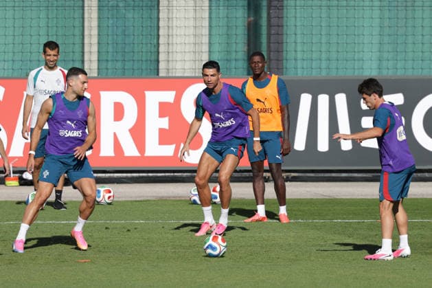 Training of the Portuguese national football team in the football city of Oeiras - Portugal, June 9, 2026, in Alges, Portugal. Diogo Dalot (Portugal ,5) , Cristiano Ronaldo (Portugal ,7), Nuno Mendes (Portugal ,25), Joao Neves (Portugal ,15)