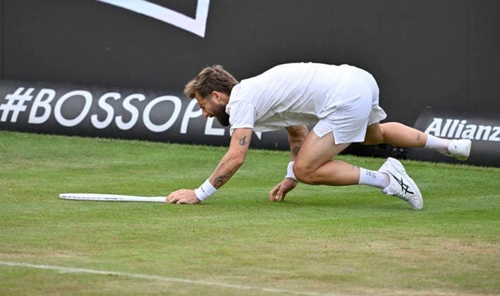 Corentin Moutet (FRA) Aktion stuerzt rutscht aus faellt auf Boden verletzt Verletzung Tennis Herren BOSS Open ATP, Tennis Herren 250 Stuttgart 2026 Weissenhof BOSS Open ATP 250 Stuttgart 2026