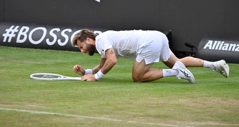 Corentin Moutet (FRA) Aktion stuerzt rutscht aus faellt auf Boden verletzt Verletzung Tennis Herren BOSS Open ATP, Tennis Herren 250 Stuttgart 2026 Weissenhof BOSS Open ATP 250 Stuttgart 2026