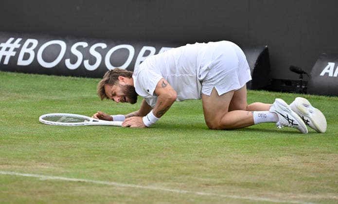 Corentin Moutet (FRA) Aktion stuerzt rutscht aus faellt auf Boden verletzt Verletzung Tennis Herren BOSS Open ATP, Tennis Herren 250 Stuttgart 2026 Weissenhof BOSS Open ATP 250 Stuttgart 2026 *** Corentin Moutet FRA action falls slips falls on the ground injured injury Tennis Men BOSS Open ATP 250 Stuttgart 2026 Weissenhof BOSS Open ATP 250 Stuttgart 2026