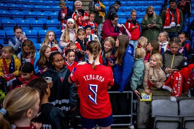 260609 Cathinka Tandberg of Norway with fans after the FIFA Women s World Cup Qualifier football match between Norway and Austria on June 9, 2026 in Oslo. Photo: Marius Simensen BILDBYRAN COP 238 MM0070 bbeng fotball soccer football fotboll FIFA World Cup, WM, Weltmeisterschaft, Fussball qualifiers vm-kvalifisering kvinner vm kvalik landskamp dam norge norway austria osterrike