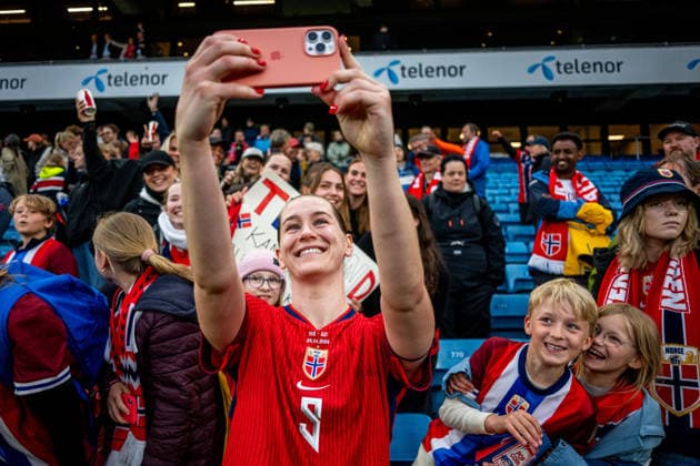 260609 Cathinka Tandberg of Norway with fans after the FIFA Women s World Cup Qualifier football match between Norway and Austria on June 9, 2026 in Oslo. Photo: Marius Simensen BILDBYRAN COP 238 MM0070 bbeng fotball soccer football fotboll FIFA World Cup, WM, Weltmeisterschaft, Fussball qualifiers vm-kvalifisering kvinner vm kvalik landskamp dam norge norway austria osterrike