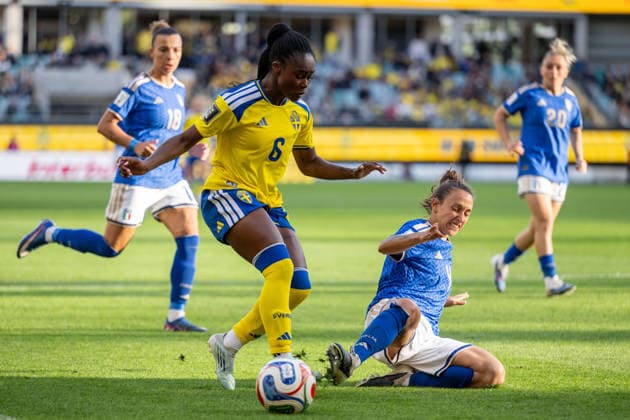 260609 Monica Jusu Bah of Sweden and Federica D Auria of Italy during the FIFA Women s World Cup Qualifier football match between Sweden and Italy on June 9, 2026 in Gothenburg. Photo: Mathias Bergeld BILDBYRAN kod MB CS0935 fotboll football soccer fotball vm-kval kval fifa womens world cup qualifier qualifier sverige sweden italien italy dam bbeng