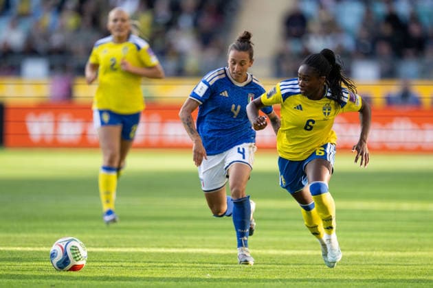 260609 Federica D Auria of Italy and Monica Jusu Bah of Sweden during the FIFA Women s World Cup Qualifier football match between Sweden and Italy on June 9, 2026 in Gothenburg. Photo: Carl Sandin BILDBYRAN kod CS CS0935 fotboll football soccer fotball vm-kval kval fifa womens world cup qualifier qualifier sverige sweden italien italy dam bbeng