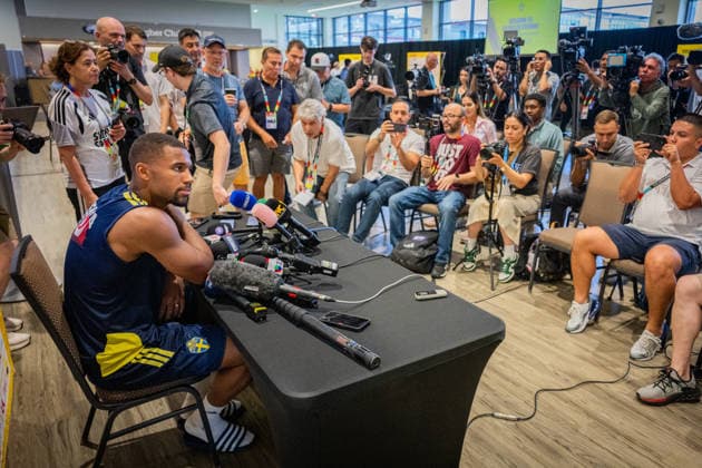 260609 Isak Hien of the Swedish men s national football team in the mixed zone after a training session during day -2 of the FIFA World Cup, WM, Weltmeisterschaft, Fussball 2026 on June 9, 2026 in Dallas. Photo: Petter Arvidson BILDBYRAN kod PA PA1226 fotboll football soccer fotball vm fotbolls-vm fotball-vm fotbolls-vm 2026 fifa world cup 2026 mixed zone sverige sweden sverige a day -2 bbeng
