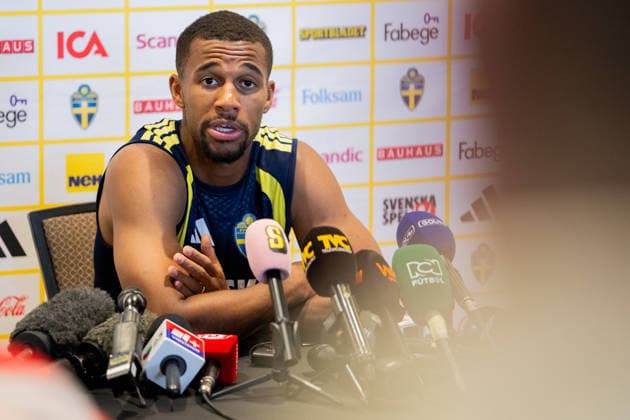 260609 Isak Hien of the Swedish men s national football team in the mixed zone after a training session during day -2 of the FIFA World Cup, WM, Weltmeisterschaft, Fussball 2026 on June 9, 2026 in Dallas. Photo: Petter Arvidson BILDBYRAN kod PA PA1226 fotboll football soccer fotball vm fotbolls-vm fotball-vm fotbolls-vm 2026 fifa world cup 2026 mixed zone sverige sweden sverige a day -2 bbeng