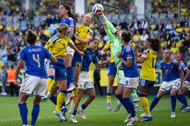260609 Martina Piemonte and goalkeeper Laura Giuliani of Italy against Hanna Lundkvist ans Bella Andersson of Sweden during the FIFA Women s World Cup Qualifier football match between Sweden and Italy on June 9, 2026 in Gothenburg. Photo: Mathias Bergeld BILDBYRAN kod MB CS0935 fotboll football soccer fotball vm-kval kval fifa womens world cup qualifier qualifier sverige sweden italien italy dam bbeng