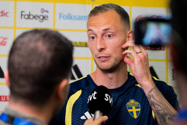 260609 Gustaf Nilsson of the Swedish men s national football team in the mixed zone after a training session during day -2 of the FIFA World Cup, WM, Weltmeisterschaft, Fussball 2026 on June 9, 2026 in Dallas. Photo: Petter Arvidson BILDBYRAN kod PA PA1226 fotboll football soccer fotball vm fotbolls-vm fotball-vm fotbolls-vm 2026 fifa world cup 2026 mixed zone sverige sweden sverige a day -2 bbeng
