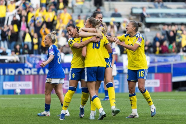 260609 Fridolina Rolfö of Sweden celebrates with Rosa Kafaji, Bella Andersson and Filippa Angeldahl after 2-2 during the FIFA Women s World Cup Qualifier football match between Sweden and Italy on June 9, 2026 in Gothenburg. Photo: Michael Erichsen BILDBYRAN COP 89 CS0935 fotboll football soccer fotball vm-kval kval fifa womens world cup qualifier qualifier sverige sweden italien italy dam bbeng jubel