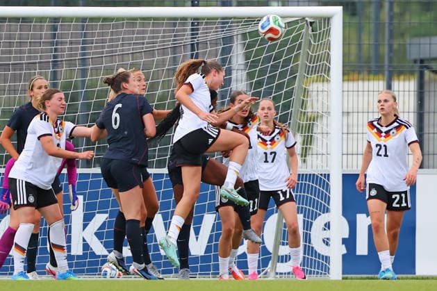 Frankfurt, Deutschland 09. Juni 2026: U19 Frauen Nationalmannschaft - 2026 - Testspiel - Deutschland gegen USA Im Bild: Torschützin Lina Szaraz (Deutschland)(Bildmitte) macht per Kopf das Tor zum 1:0. DFL DFB regulations prohibit any use of photographs as image sequences and or quasi-video DFB Campus Hessen