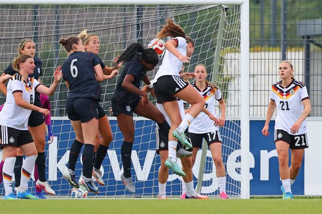 Frankfurt, Deutschland 09. Juni 2026: U19 Frauen Nationalmannschaft - 2026 - Testspiel - Deutschland gegen USA Im Bild: Torschützin Lina Szaraz (Deutschland)(Bildmitte) macht per Kopf das Tor zum 1:0. DFL DFB regulations prohibit any use of photographs as image sequences and or quasi-video DFB Campus Hessen