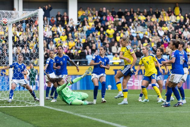 260609 Fridolina Rolfö of Sweden scores 2-2 behind goalkeeper Laura Giuliani of Italy during the FIFA Women s World Cup Qualifier football match between Sweden and Italy on June 9, 2026 in Gothenburg. Photo: Michael Erichsen BILDBYRAN COP 89 CS0935 fotboll football soccer fotball vm-kval kval fifa womens world cup qualifier qualifier sverige sweden italien italy dam bbeng