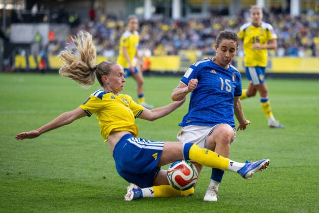 260609 Matilda Vinberg of Sweden and Benedetta Glionna of Italy during the FIFA Women s World Cup Qualifier football match between Sweden and Italy on June 9, 2026 in Gothenburg. Photo: Mathias Bergeld BILDBYRAN kod MB CS0935 fotboll football soccer fotball vm-kval kval fifa womens world cup qualifier qualifier sverige sweden italien italy dam bbeng