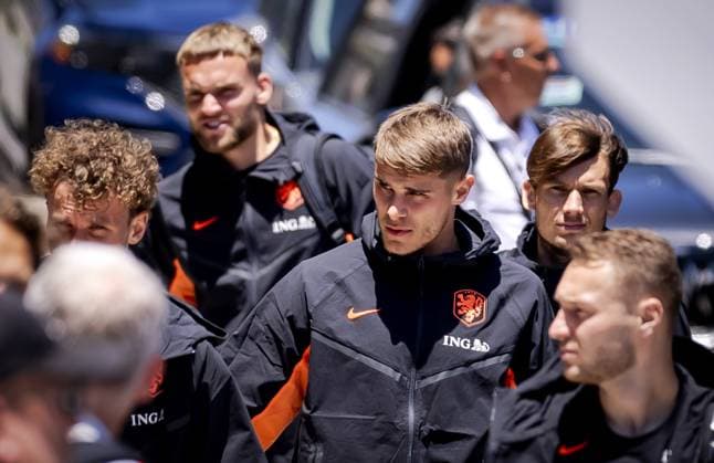 KANSAS - Netherlands goalkeeper Bart Verbruggen, Micky van de Ven (of the Netherlands) and Marten de Roon (of the Netherlands) arrive at the Cascade Hotel on June 9, 2026, in Kansas City. The Dutch national team, Nationalteam is preparing for the 2026 World Cup. ROBIN VAN LONKHUIJSEN ANP xVIxANPxSportx xxANPxIVx 560589748 originalFilename: 560589748.jpg