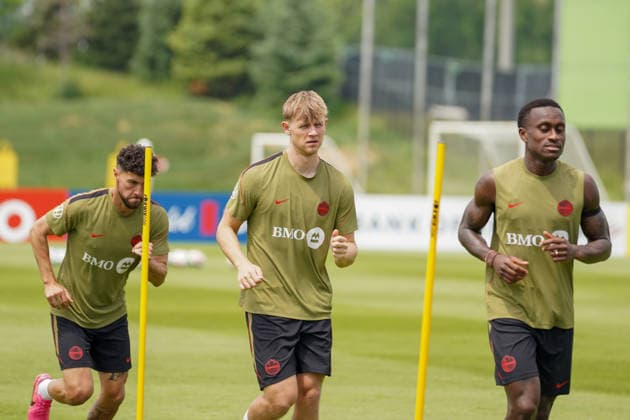 Canada Training Day - 2026 FIFA World Cup, WM, Weltmeisterschaft, Fussball Jonathan OSORIO 21, Luc DE FOUGEROLLES 04 and Richie LARYEA 22 of Canada national football team warms-up during the training day, ahead the 2026 FIFA World Cup Group B match against Bosnia and Herzegovina at TorontoFC Training Ground. on June 9, 2026 in Toronto, Canada. (Photo by Leonardo Ramirez Eyepix Group) Copyright: xLeonardoxRamirezx xEyepixxGroupx LR09062026-00115