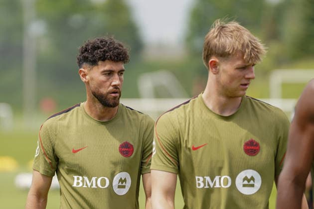 Canada Training Day - 2026 FIFA World Cup, WM, Weltmeisterschaft, Fussball Jonathan OSORIO 21 and Luc DE FOUGEROLLES 04 of Canada national football team warms-up during the training day, ahead the 2026 FIFA World Cup Group B match against Bosnia and Herzegovina at TorontoFC Training Ground. on June 9, 2026 in Toronto, Canada. (Photo by Leonardo Ramirez Eyepix Group) Copyright: xLeonardoxRamirezx xEyepixxGroupx LR09062026-00232