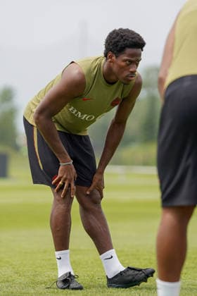 Canada Training Day - 2026 FIFA World Cup, WM, Weltmeisterschaft, Fussball Jonathan DAVID 10 of Canada national football team warms-up during the training day, ahead the 2026 FIFA World Cup Group B match against Bosnia and Herzegovina at TorontoFC Training Ground. on June 9, 2026 in Toronto, Canada. (Photo by Leonardo Ramirez Eyepix Group) Copyright: xLeonardoxRamirezx xEyepixxGroupx LR09062026-00250
