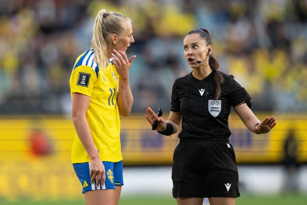 260609 Stina Blackstenius of Sweden and referee Iuliana Demetrescu during the FIFA Women s World Cup Qualifier football match between Sweden and Italy on June 9, 2026 in Gothenburg. Photo: Mathias Bergeld BILDBYRAN kod MB CS0935 fotboll football soccer fotball vm-kval kval fifa womens world cup qualifier qualifier sverige sweden italien italy dam bbeng