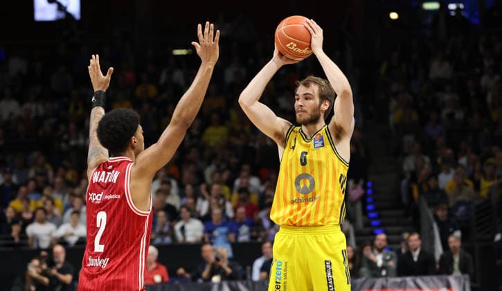 Ibrahim Watson, Malte Delow am Ball Zweikampf Spielszene Aktion Basketball BBL Bundesliga Herren Play Off Halbfinale 5.Spiel Saison 2025 2026 09.06.2026 ALBA Berlin vs BMA365 Bamberg Baskets