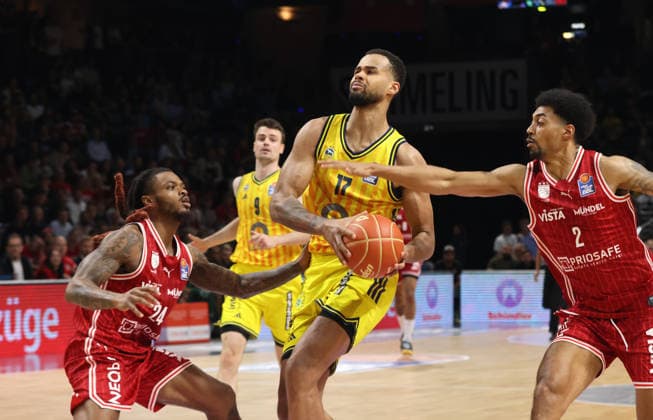 Cobe Williams, Norris Agbakoko am Ball, Ibrahim Watson Zweikampf Spielszene Aktion Basketball BBL Bundesliga Herren Play Off Halbfinale 5.Spiel Saison 2025 2026 09.06.2026 ALBA Berlin vs BMA365 Bamberg Baskets