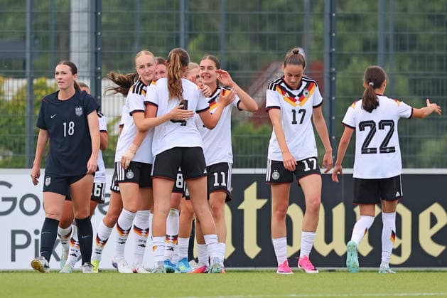 Frankfurt, Deutschland 09. Juni 2026: U19 Frauen Nationalmannschaft - 2026 - Testspiel - Deutschland gegen USA Im Bild: Das deutsche Team freut sich mit Torschützin Lina Szaraz (Deutschland)(3.v.li.) über das Tor zum 1:0. DFL DFB regulations prohibit any use of photographs as image sequences and or quasi-video DFB Campus Hessen