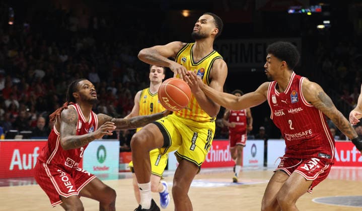 Cobe Williams, Norris Agbakoko am Ball, Ibrahim Watson Zweikampf Spielszene Aktion Basketball BBL Bundesliga Herren Play Off Halbfinale 5.Spiel Saison 2025 2026 09.06.2026 ALBA Berlin vs BMA365 Bamberg Baskets
