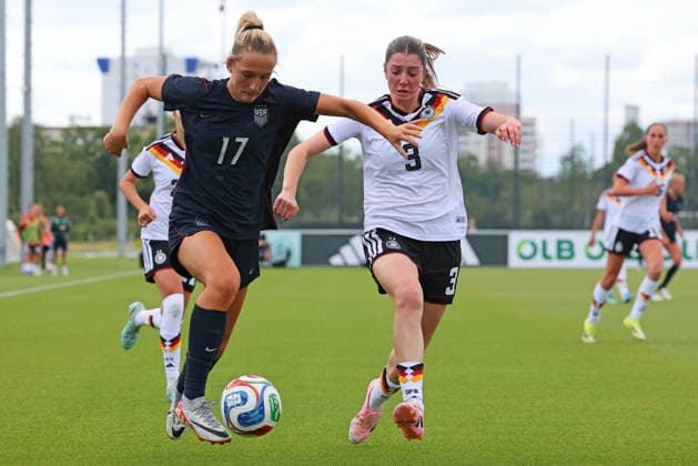 Frankfurt, Deutschland 09. Juni 2026: U19 Frauen Nationalmannschaft - 2026 - Testspiel - Deutschland gegen USA Im Bild: v. li. im Zweikampf Kylie Maxwell (USA) gegen Lenelotte Müller Mueller (Deutschland). DFL DFB regulations prohibit any use of photographs as image sequences and or quasi-video DFB Campus Hessen