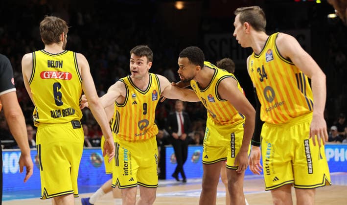 Malte Delow, Jonas Mattisseck redet, Norris Agbakoko, Justin Bean Aktion Oberkörper Basketball BBL Bundesliga Herren Play Off Halbfinale 5.Spiel Saison 2025 2026 09.06.2026 ALBA Berlin vs BMA365 Bamberg Baskets