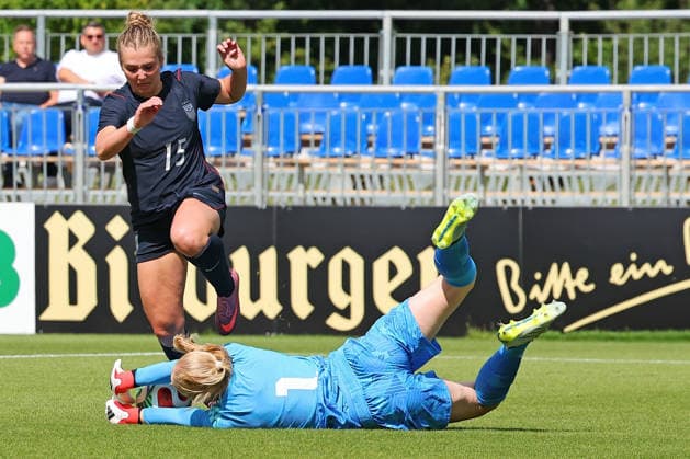 Frankfurt, Deutschland 09. Juni 2026: U19 Frauen Nationalmannschaft - 2026 - Testspiel - Deutschland gegen USA Im Bild: Maddie Padelski (USA) gegen Torhüterin Janne Krumme (Deutschland). DFL DFB regulations prohibit any use of photographs as image sequences and or quasi-video DFB Campus Hessen
