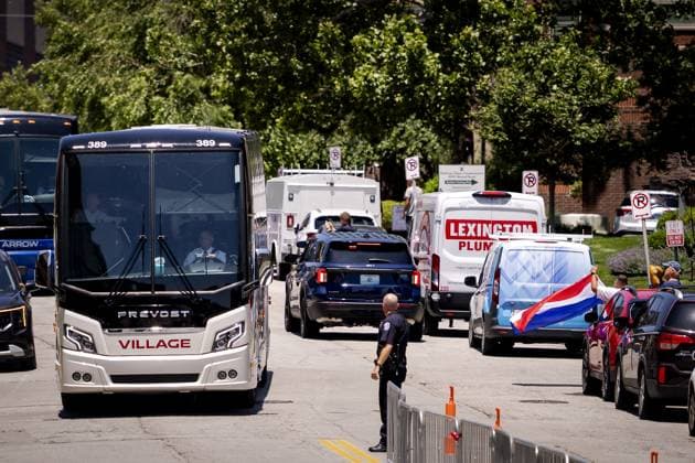 KANSAS - Team buses arrive at the Cascade Hotel on June 9, 2026, in Kansas City. The Dutch national team, Nationalteam is preparing for the 2026 World Cup. ROBIN VAN LONKHUIJSEN ANP xVIxANPxSportx xxANPxIVx 560590500 originalFilename: 560590500.jpg