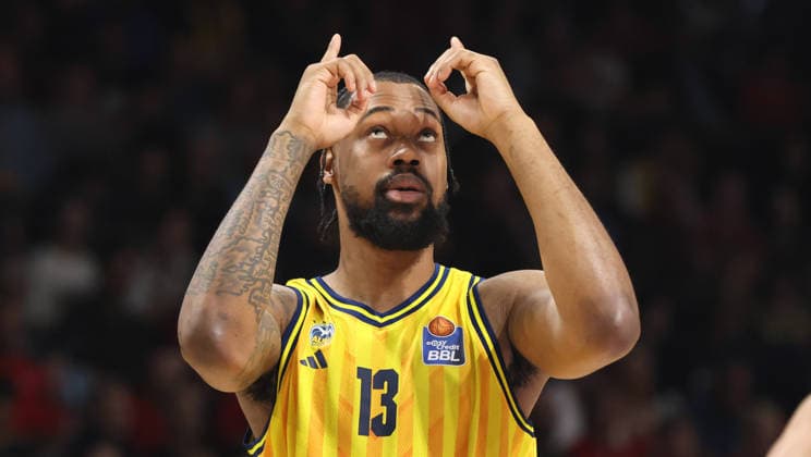 J Wan Roberts jubelt nach Punkterfolg Freude Emotion Jubel Basketball BBL Bundesliga Herren Play Off Halbfinale 5.Spiel Saison 2025 2026 09.06.2026 ALBA Berlin vs BMA365 Bamberg Baskets