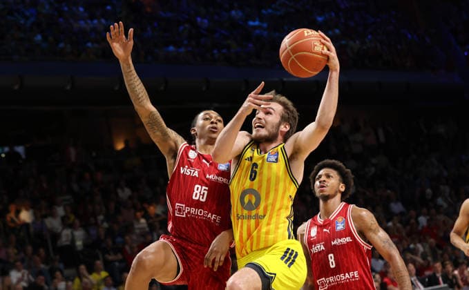 Austin Crowley, Malte Delow am Ball Zweikampf Spielszene Aktion Basketball BBL Bundesliga Herren Play Off Halbfinale 5.Spiel Saison 2025 2026 09.06.2026 ALBA Berlin vs BMA365 Bamberg Baskets