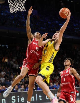 Austin Crowley, Malte Delow am Ball Zweikampf Spielszene Aktion Basketball BBL Bundesliga Herren Play Off Halbfinale 5.Spiel Saison 2025 2026 09.06.2026 ALBA Berlin vs BMA365 Bamberg Baskets